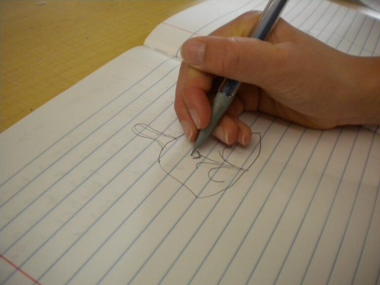 Élève qui prend des notes dans un cahier pour le contrôle continu