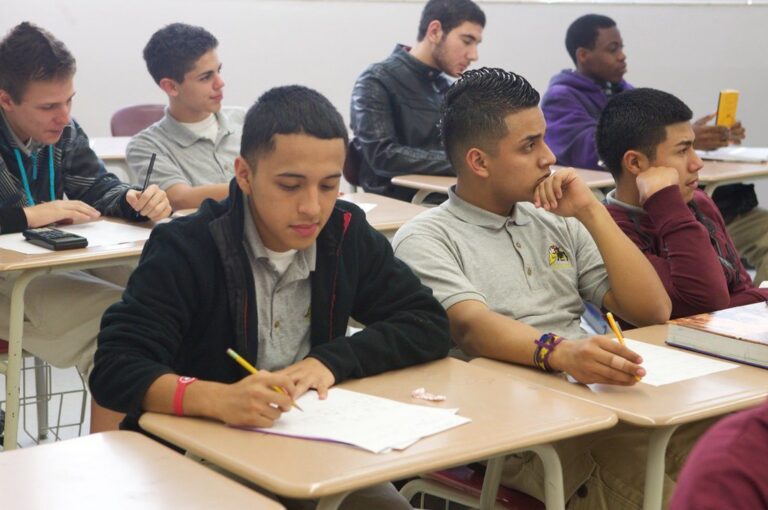 Lycéens en classe prenant des notes pour préparer leur orientation